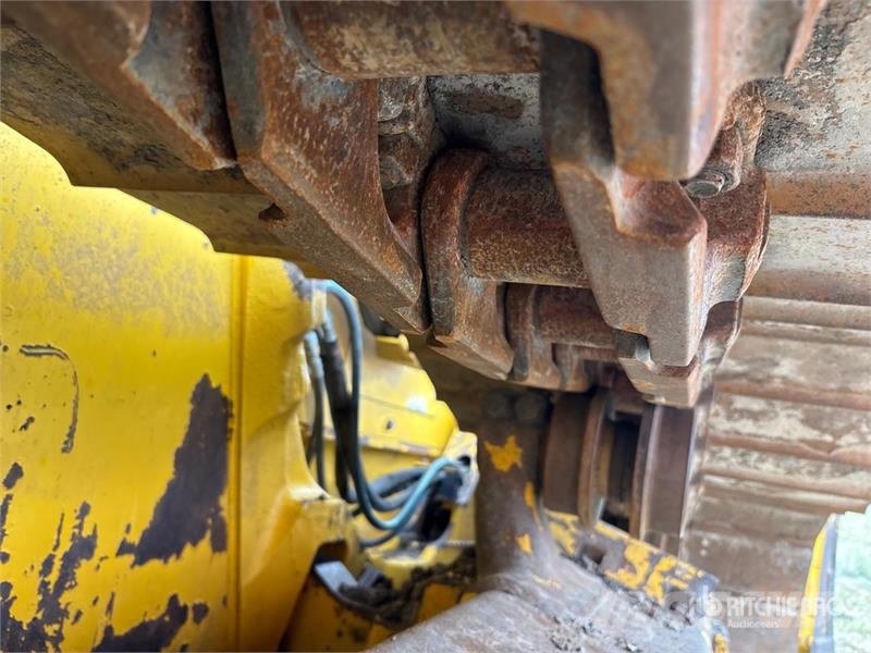Komatsu D61PX-24 بلدوزرات مجنزرة