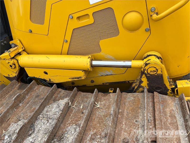 Komatsu D61PX-24 بلدوزرات مجنزرة