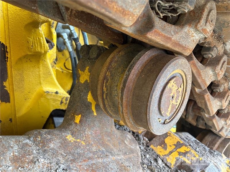 Komatsu D61PX-24 بلدوزرات مجنزرة