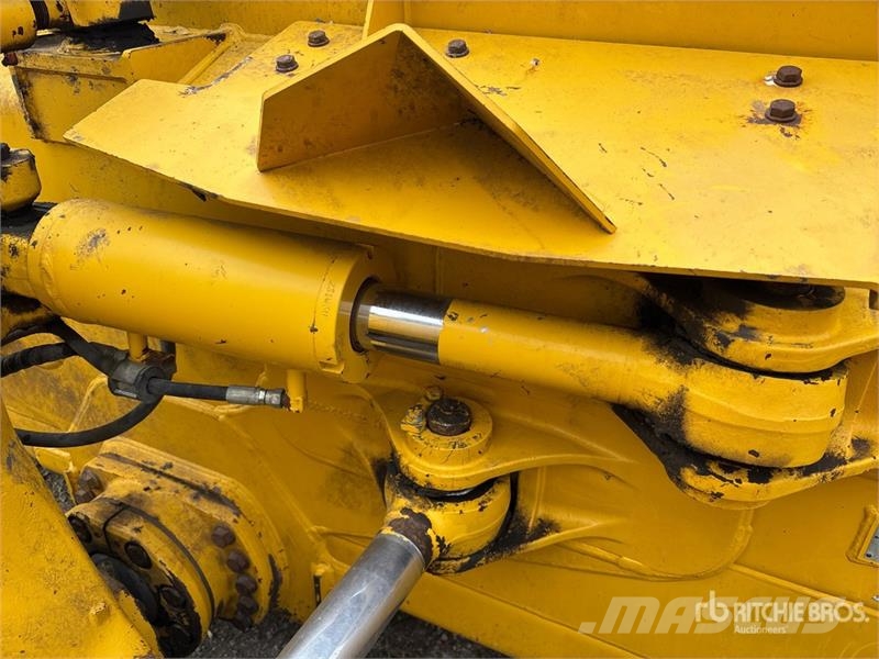 Komatsu D61PX-24 بلدوزرات مجنزرة