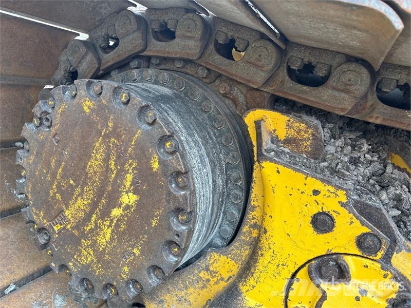 Komatsu D61PX-24 بلدوزرات مجنزرة