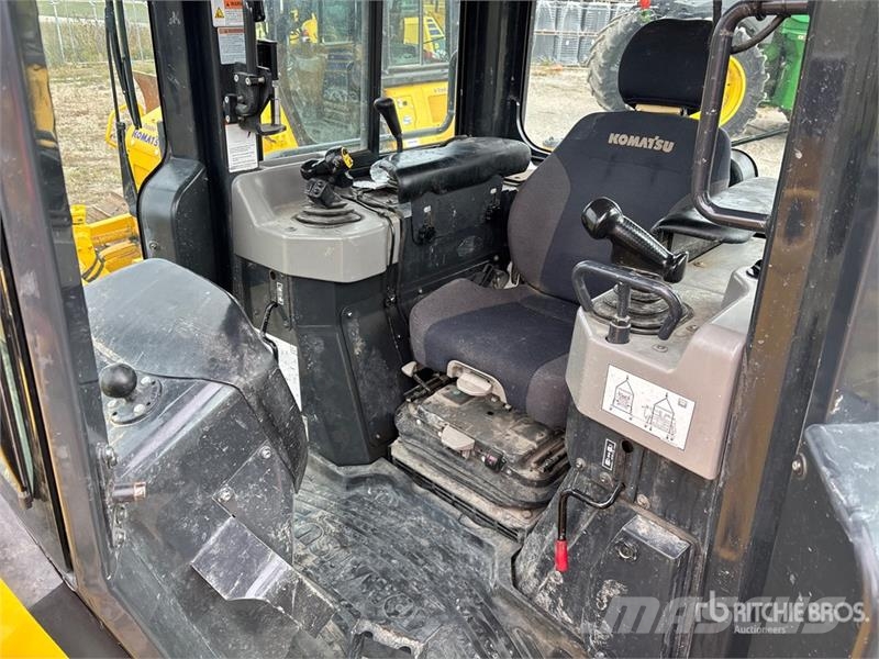 Komatsu D61PX-24 بلدوزرات مجنزرة