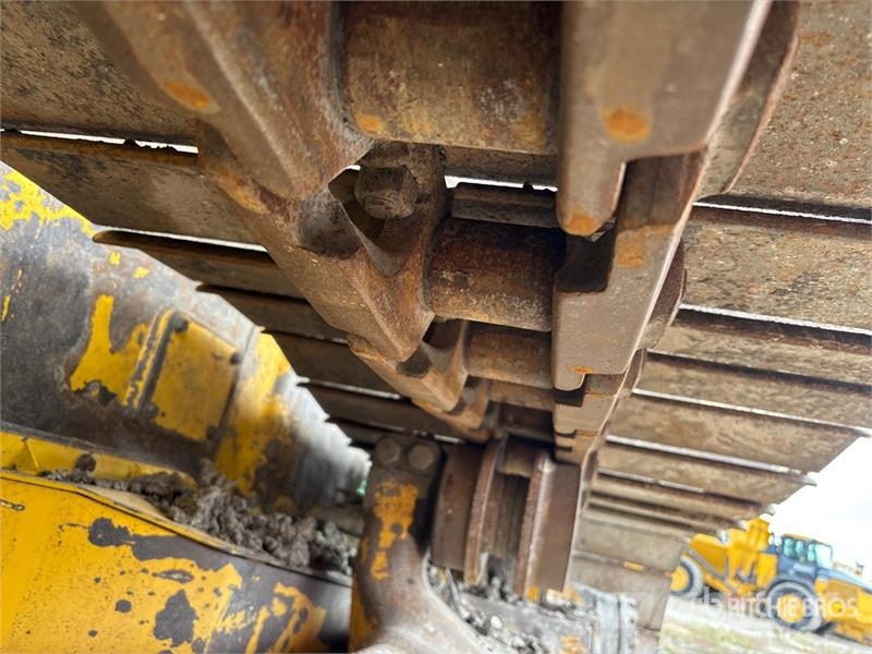 Komatsu D61PX-24 بلدوزرات مجنزرة