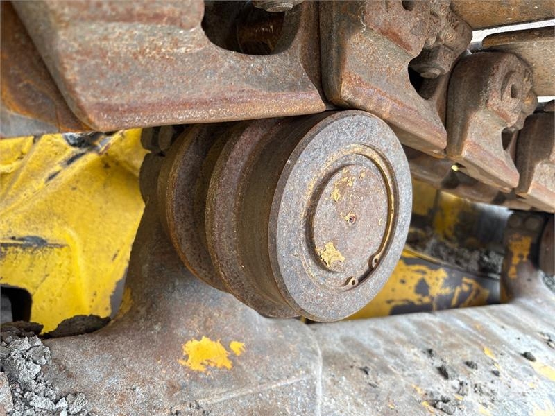 Komatsu D61PX-24 بلدوزرات مجنزرة
