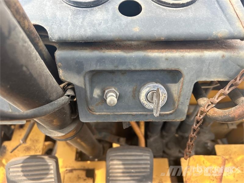Komatsu FG407T-4 6930 lb Pneumatic Tire Forklift (Inoperab Muut haarukkatrukit