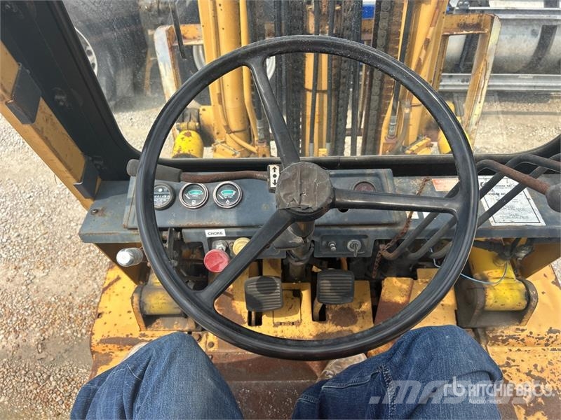 Komatsu FG407T-4 6930 lb Pneumatic Tire Forklift (Inoperab Muut haarukkatrukit
