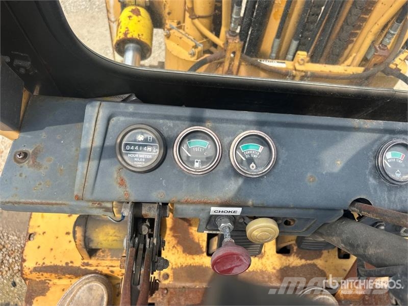 Komatsu FG407T-4 6930 lb Pneumatic Tire Forklift (Inoperab Muut haarukkatrukit