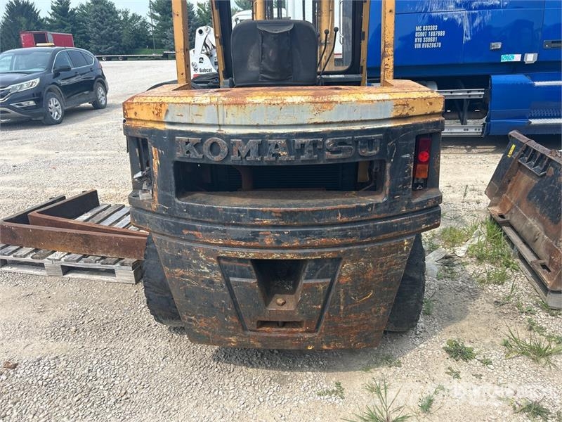 Komatsu FG407T-4 6930 lb Pneumatic Tire Forklift (Inoperab Muut haarukkatrukit