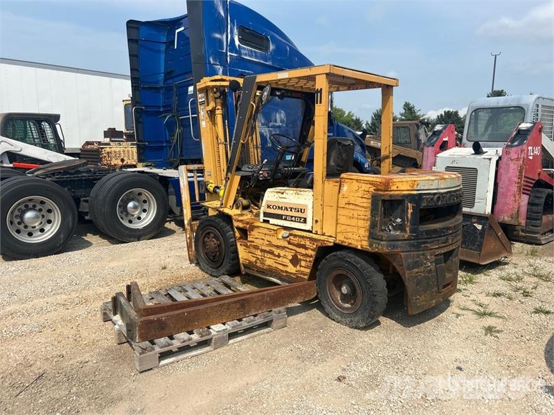 Komatsu FG407T-4 6930 lb Pneumatic Tire Forklift (Inoperab Muut haarukkatrukit