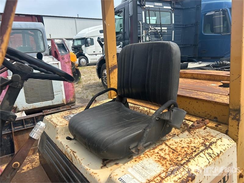 Komatsu FG407T-4 6930 lb Pneumatic Tire Forklift (Inoperab Muut haarukkatrukit