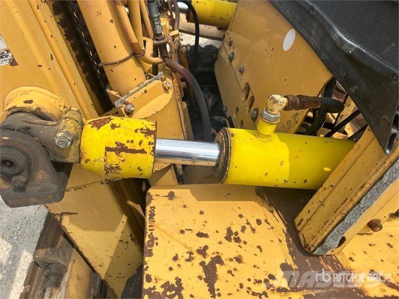 Komatsu FG407T-4 6930 lb Pneumatic Tire Forklift (Inoperab Muut haarukkatrukit
