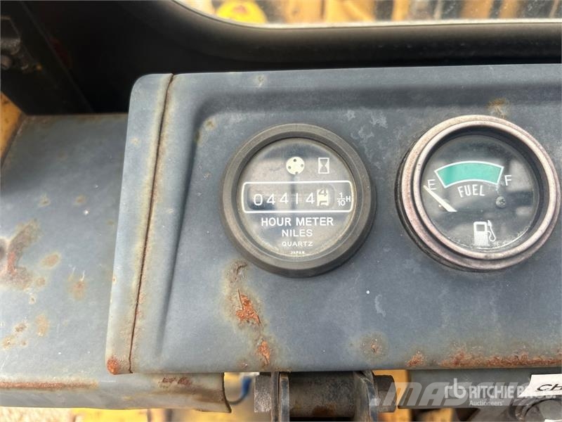 Komatsu FG407T-4 6930 lb Pneumatic Tire Forklift (Inoperab Muut haarukkatrukit