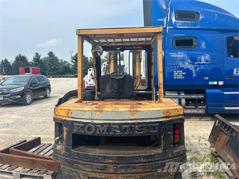 Komatsu FG407T-4 6930 lb Pneumatic Tire Forklift (Inoperab Muut haarukkatrukit