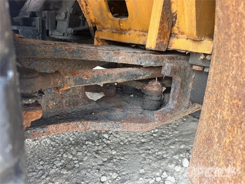 Komatsu FG407T-4 6930 lb Pneumatic Tire Forklift (Inoperab Muut haarukkatrukit
