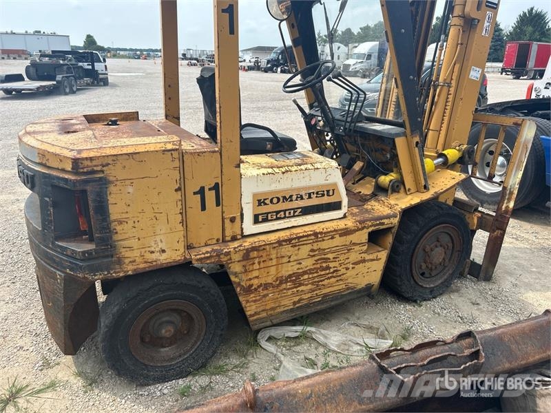 Komatsu FG407T-4 6930 lb Pneumatic Tire Forklift (Inoperab Muut haarukkatrukit