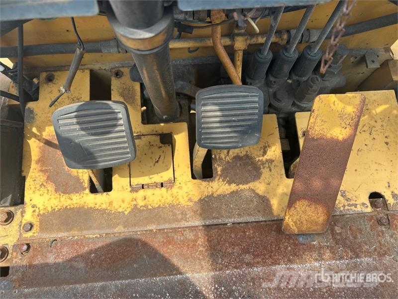 Komatsu FG407T-4 6930 lb Pneumatic Tire Forklift (Inoperab Muut haarukkatrukit
