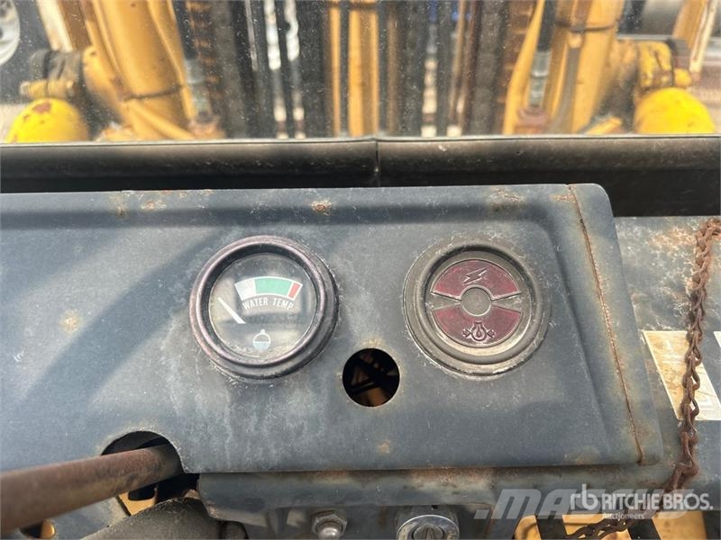 Komatsu FG407T-4 6930 lb Pneumatic Tire Forklift (Inoperab Muut haarukkatrukit