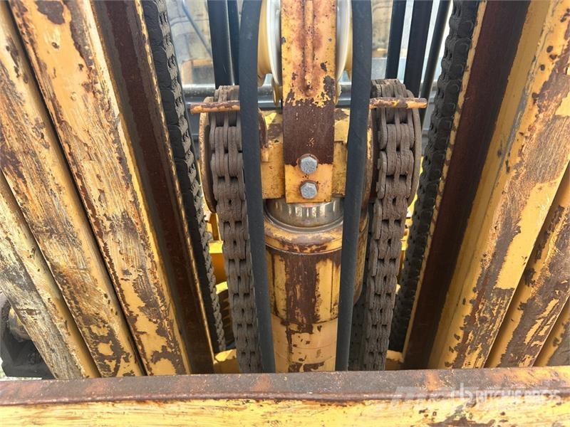 Komatsu FG407T-4 6930 lb Pneumatic Tire Forklift (Inoperab Muut haarukkatrukit