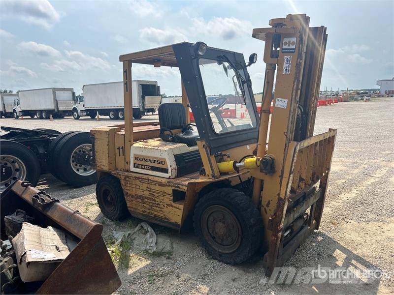 Komatsu FG407T-4 6930 lb Pneumatic Tire Forklift (Inoperab Muut haarukkatrukit