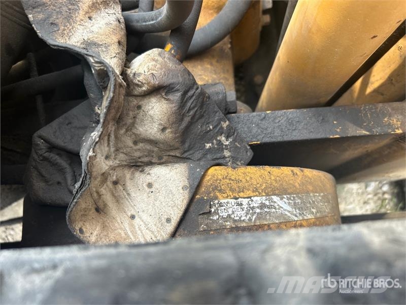 Komatsu FG407T-4 6930 lb Pneumatic Tire Forklift (Inoperab Muut haarukkatrukit