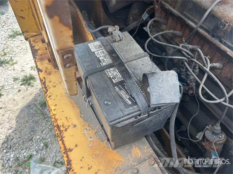Komatsu FG407T-4 6930 lb Pneumatic Tire Forklift (Inoperab Muut haarukkatrukit