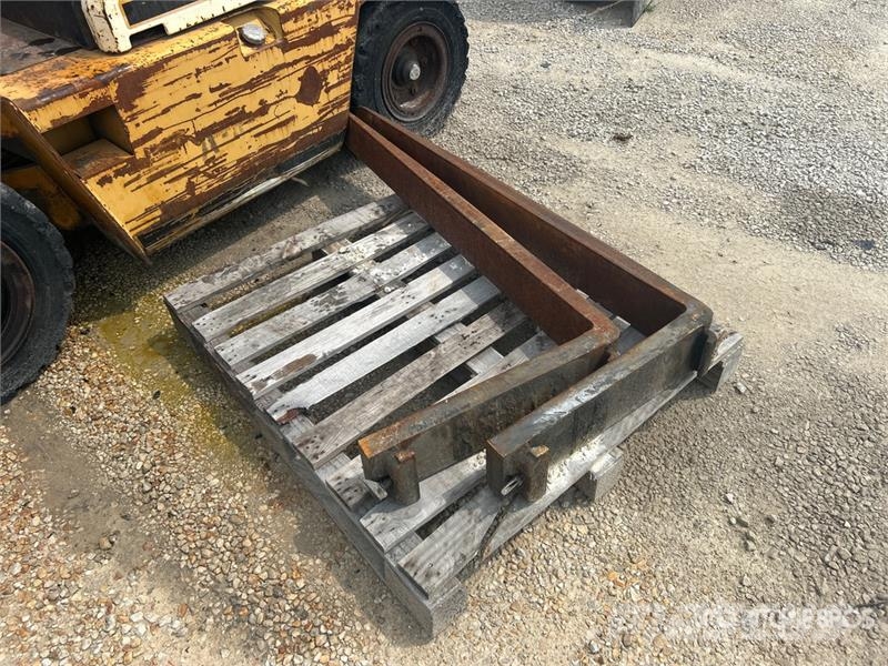 Komatsu FG407T-4 6930 lb Pneumatic Tire Forklift (Inoperab Muut haarukkatrukit
