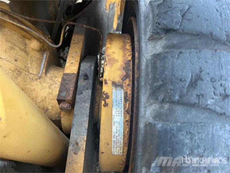 Komatsu FG407T-4 6930 lb Pneumatic Tire Forklift (Inoperab Muut haarukkatrukit