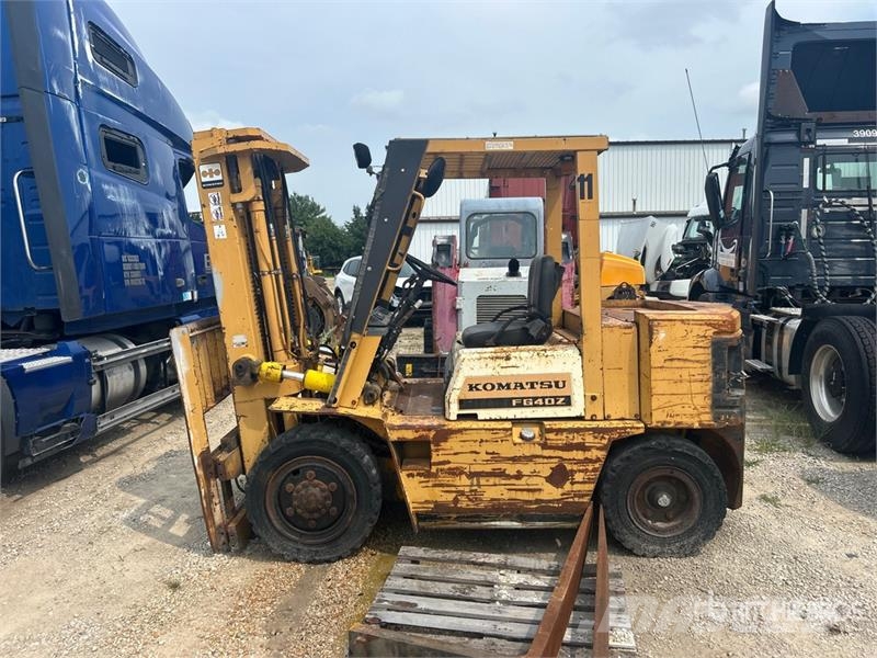 Komatsu FG407T-4 6930 lb Pneumatic Tire Forklift (Inoperab Muut haarukkatrukit