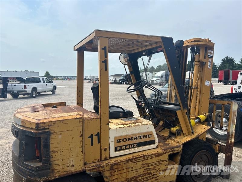 Komatsu FG407T-4 6930 lb Pneumatic Tire Forklift (Inoperab Muut haarukkatrukit