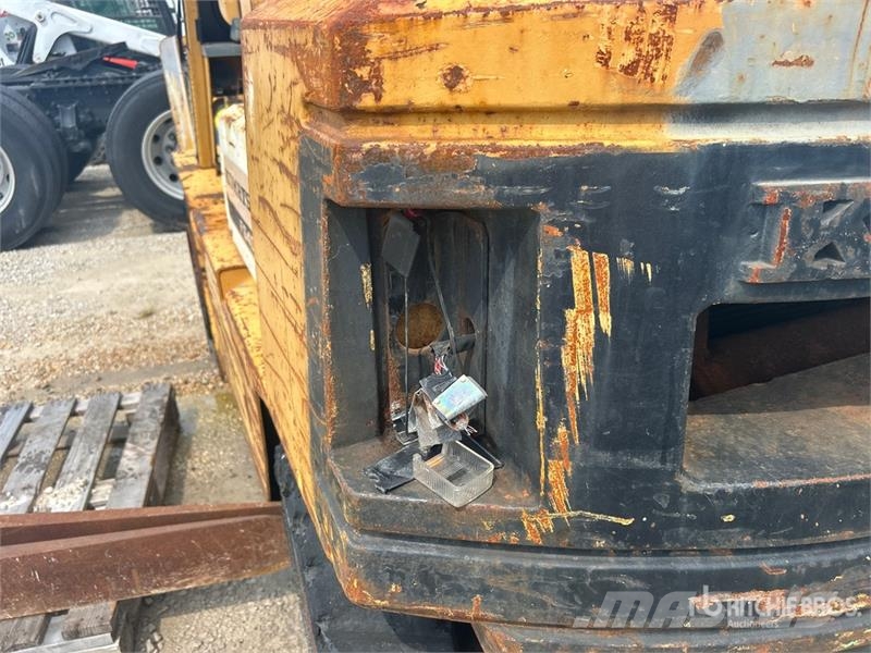 Komatsu FG407T-4 6930 lb Pneumatic Tire Forklift (Inoperab Muut haarukkatrukit