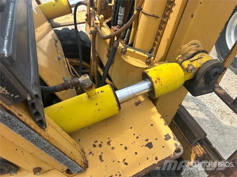 Komatsu FG407T-4 6930 lb Pneumatic Tire Forklift (Inoperab Muut haarukkatrukit