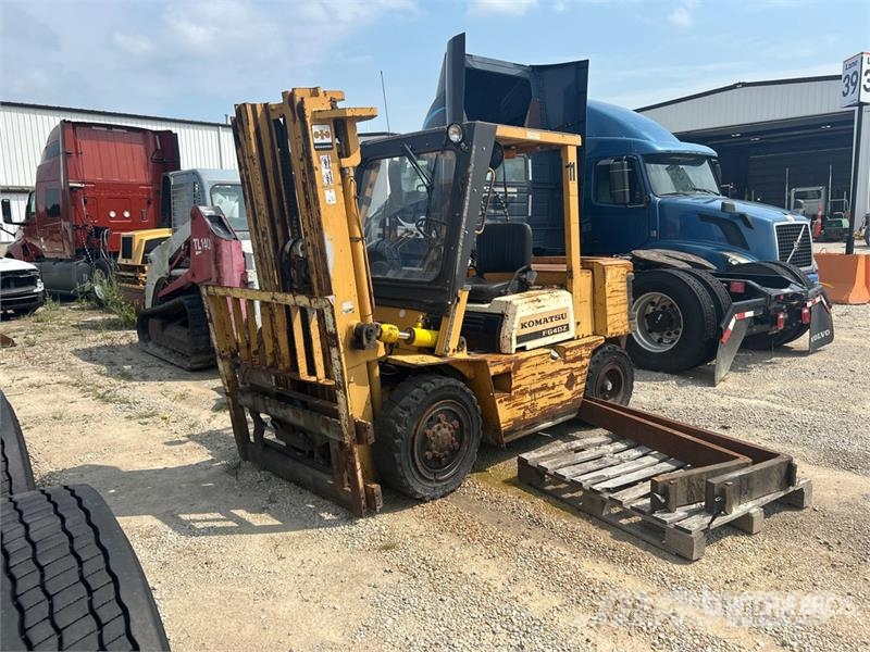 Komatsu FG407T-4 6930 lb Pneumatic Tire Forklift (Inoperab Muut haarukkatrukit