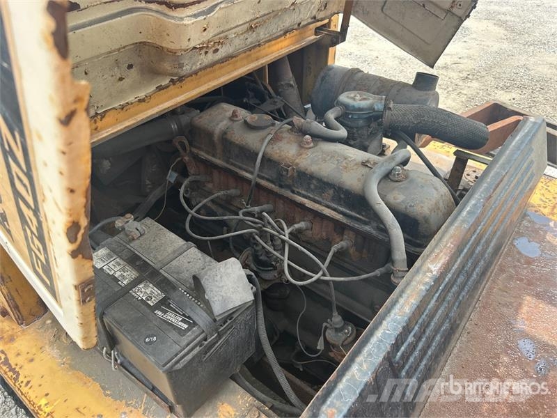 Komatsu FG407T-4 6930 lb Pneumatic Tire Forklift (Inoperab Muut haarukkatrukit