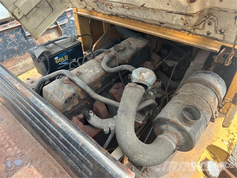 Komatsu FG407T-4 6930 lb Pneumatic Tire Forklift (Inoperab Muut haarukkatrukit