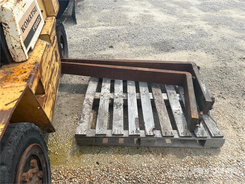 Komatsu FG407T-4 6930 lb Pneumatic Tire Forklift (Inoperab Muut haarukkatrukit