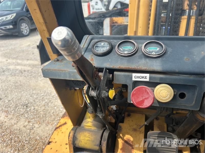 Komatsu FG407T-4 6930 lb Pneumatic Tire Forklift (Inoperab Muut haarukkatrukit