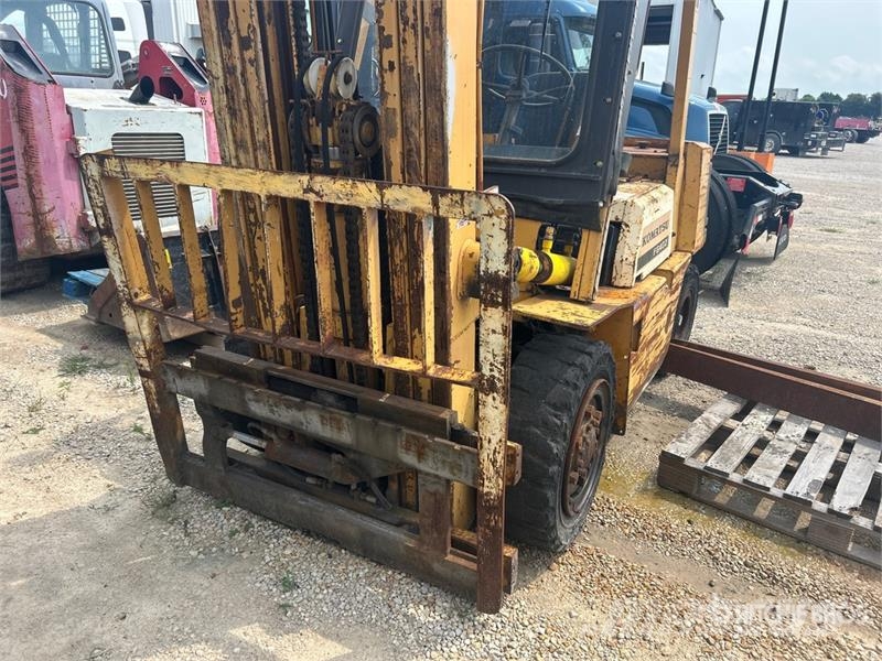 Komatsu FG407T-4 6930 lb Pneumatic Tire Forklift (Inoperab Muut haarukkatrukit