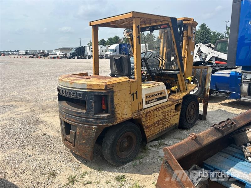 Komatsu FG407T-4 6930 lb Pneumatic Tire Forklift (Inoperab Muut haarukkatrukit