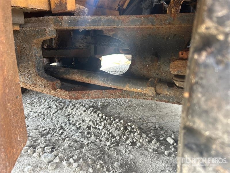 Komatsu FG407T-4 6930 lb Pneumatic Tire Forklift (Inoperab Muut haarukkatrukit