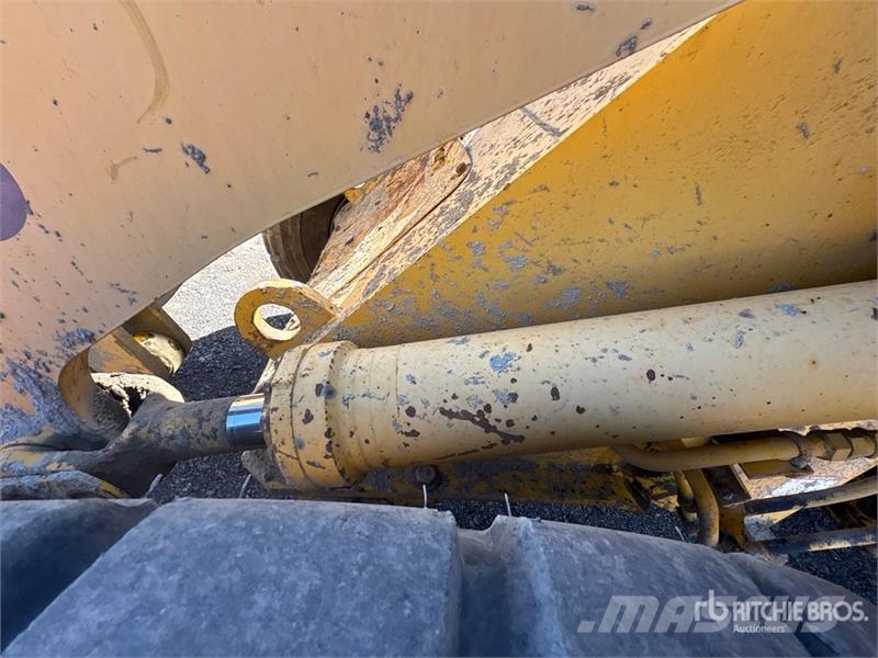 Komatsu WA320-3 Kolesni nakladalci
