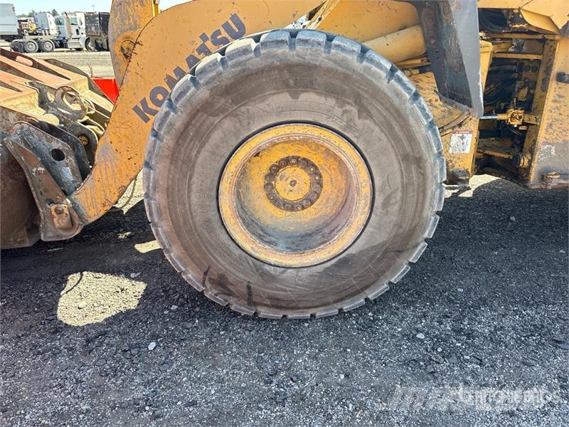 Komatsu WA320-3 Kolesni nakladalci