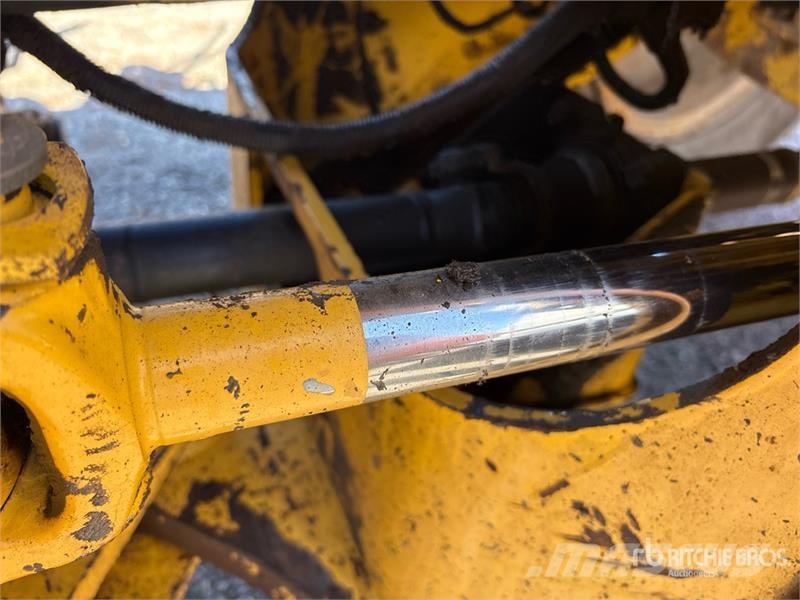 Komatsu WA320-3 Kolesni nakladalci