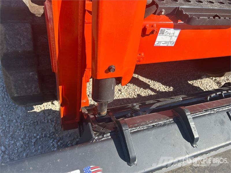 Kubota SVL65-2 Two-Speed Compact Track Loader لوادر انزلاقية التوجيه