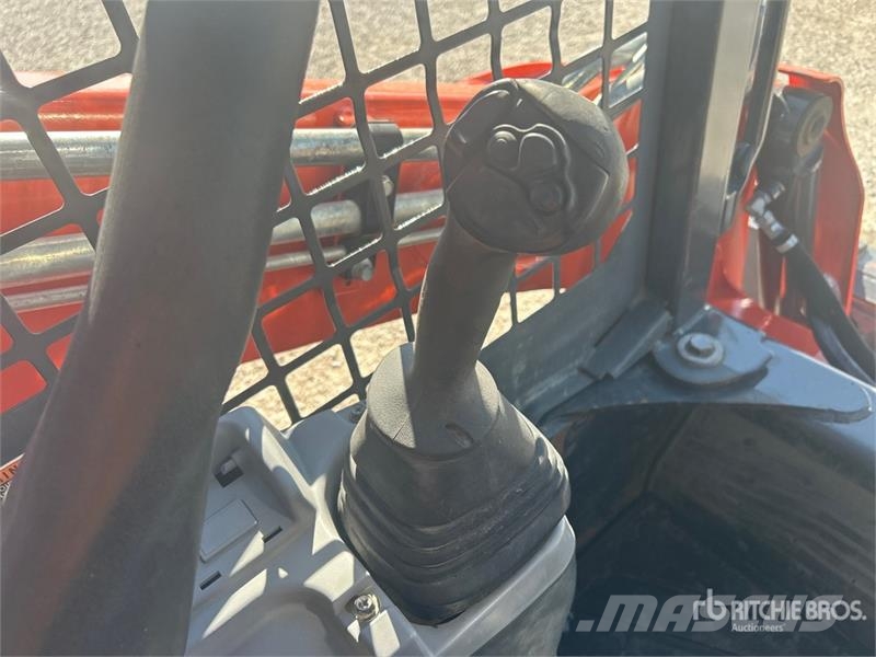 Kubota SVL65-2 Two-Speed Compact Track Loader لوادر انزلاقية التوجيه