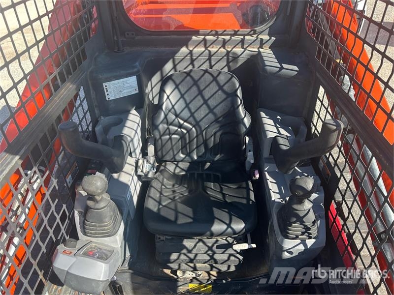 Kubota SVL65-2 Two-Speed Compact Track Loader لوادر انزلاقية التوجيه