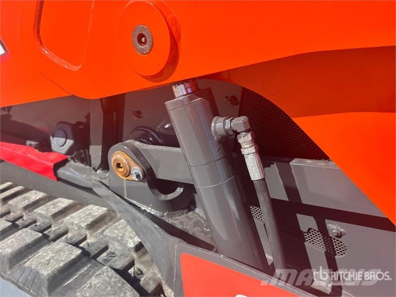 Kubota SVL65-2 Two-Speed Compact Track Loader لوادر انزلاقية التوجيه