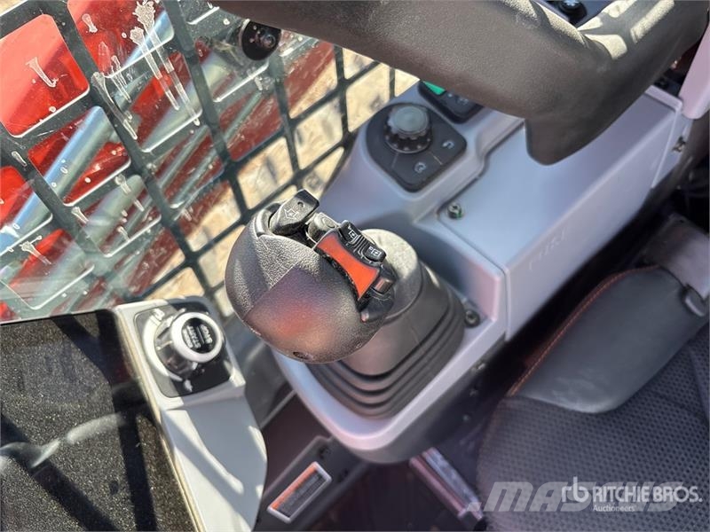 Kubota SVL75-3 Two-Speed High Flow Compact Track Loader Minicargadoras