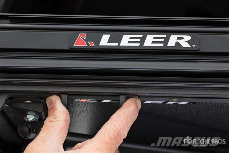  Leer HF350M 3-Panel Folding Tonneau Cover (Unused) Muut