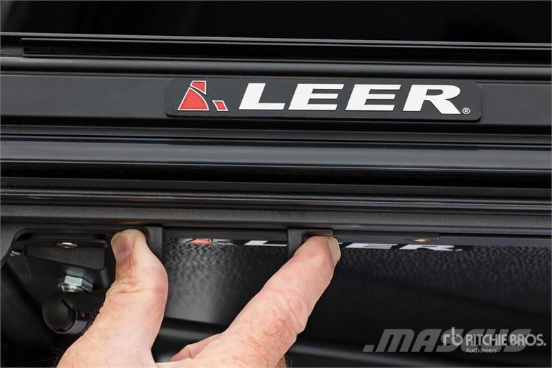  Leer Latitude Soft Folding Tonneau Cover (Unused) معدات النقل - غير ذلك