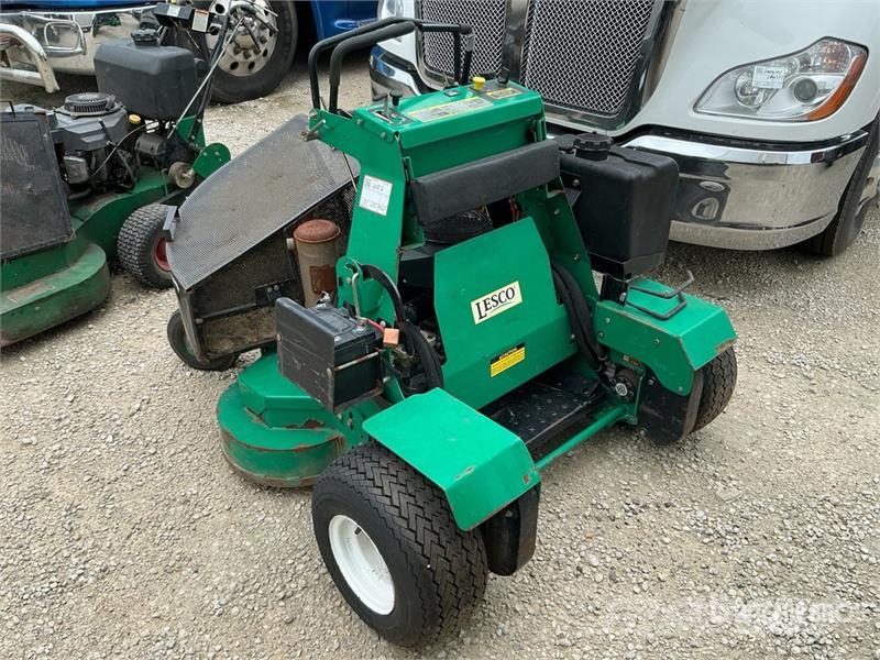 Lesco Zero-Turn Lawn Mower (Inoperable) ركوب الحشائش